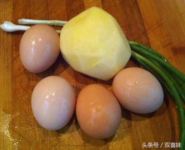1个土豆，4个鸡蛋，教你做秘制的美食，外酥里嫩，越吃越想吃-1.jpg