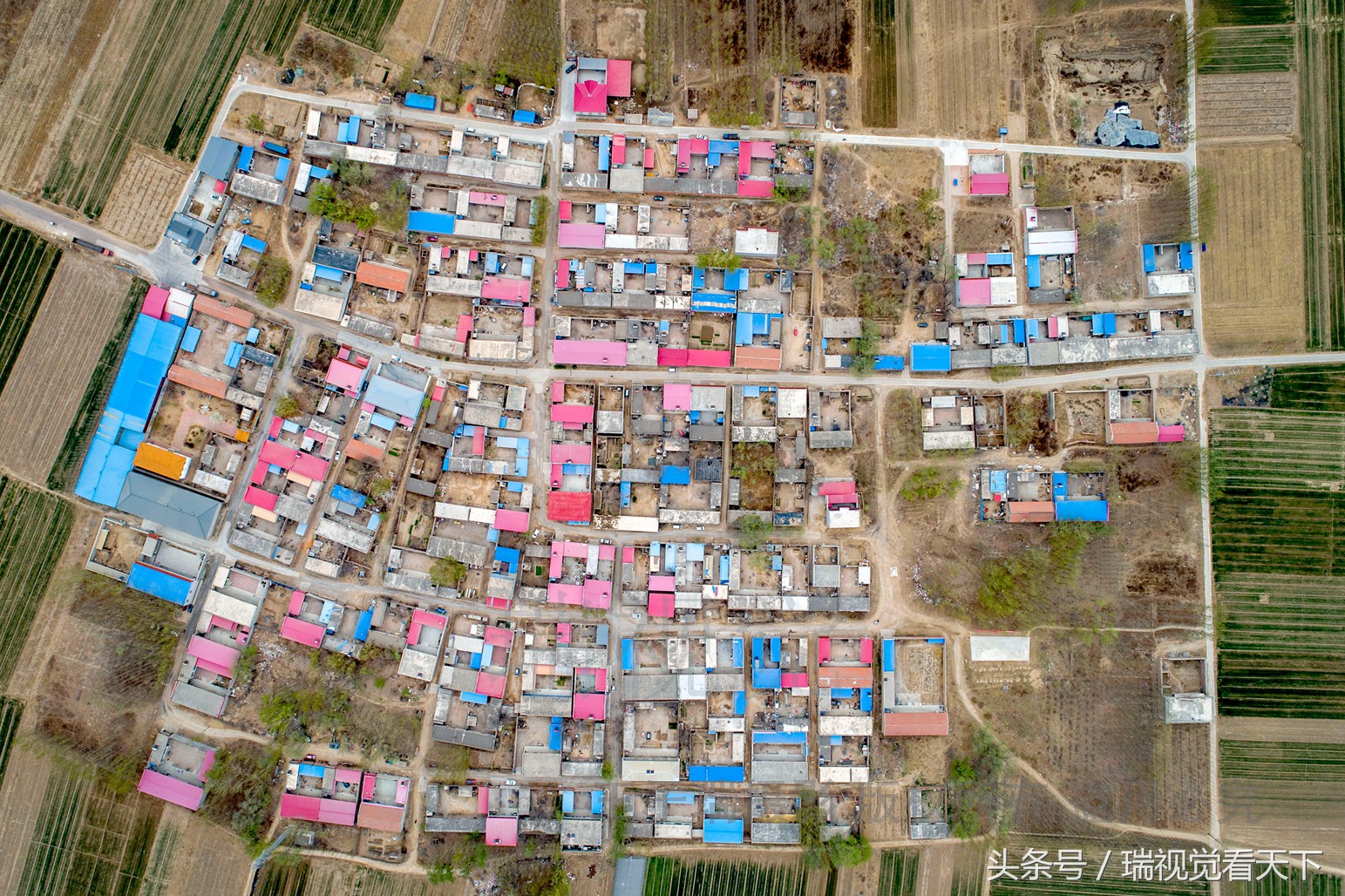 雄安新区：雄县“八路坟”合葬250名烈士，逢祭日村民不婚嫁娱乐-1.jpg