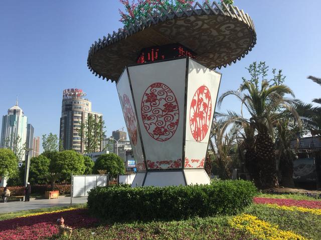 襄阳人民广场的老年娱乐生活是啥样？身体好有闲有钱！-1.jpg