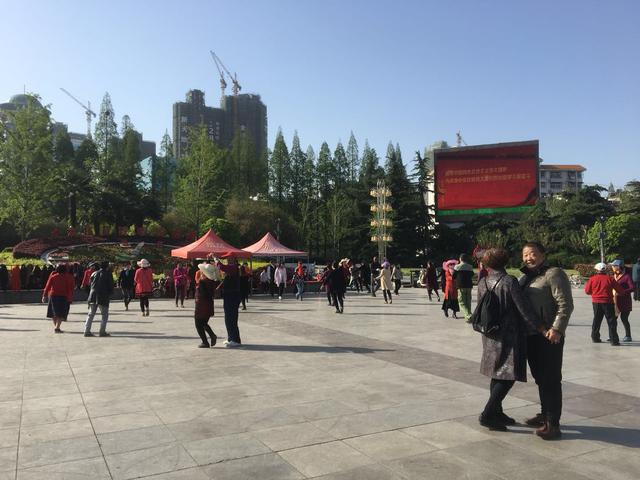 襄阳人民广场的老年娱乐生活是啥样？身体好有闲有钱！-4.jpg
