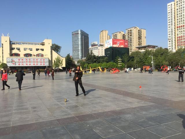 襄阳人民广场的老年娱乐生活是啥样？身体好有闲有钱！-3.jpg