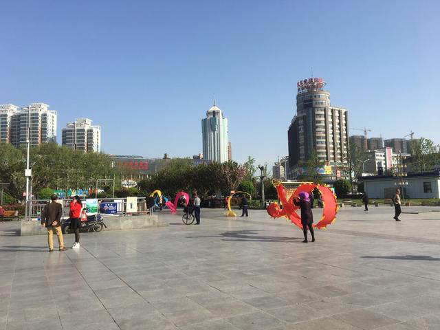 襄阳人民广场的老年娱乐生活是啥样？身体好有闲有钱！-5.jpg