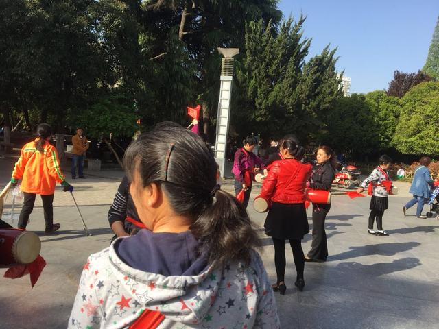 襄阳人民广场的老年娱乐生活是啥样？身体好有闲有钱！-7.jpg