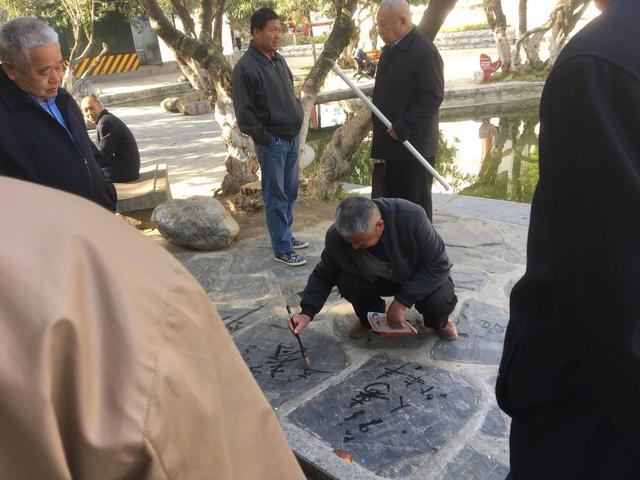 襄阳人民广场的老年娱乐生活是啥样？身体好有闲有钱！-9.jpg