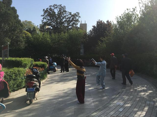 襄阳人民广场的老年娱乐生活是啥样？身体好有闲有钱！-10.jpg