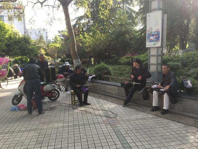 襄阳人民广场的老年娱乐生活是啥样？身体好有闲有钱！-11.jpg