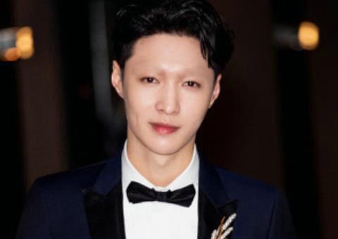 明星被P掉眉毛什么样？吴亦凡眼睛变小，他几乎没变-5.jpg