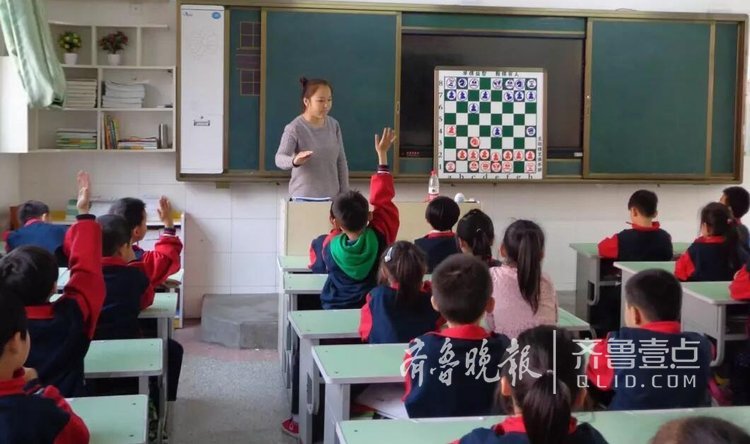 聊城：国际象棋特级大师进校园-4.jpg
