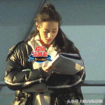 娱乐实讯｜热巴演哭戏冻cry缩成一团 邓伦拒穿厚外衣超抗冻-6.jpg