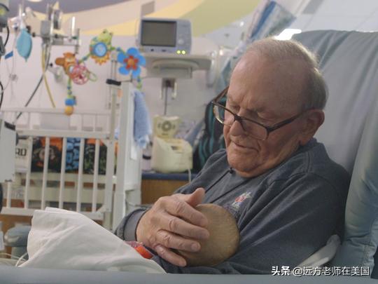 83岁美国老爷爷说退休后最有意义的事就是到医院抱新生儿-2.jpg