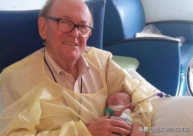 83岁美国老爷爷说退休后最有意义的事就是到医院抱新生儿-1.jpg