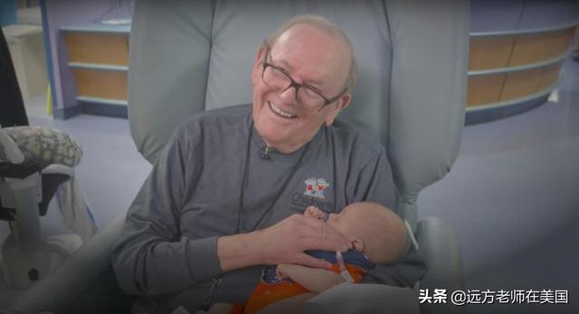 83岁美国老爷爷说退休后最有意义的事就是到医院抱新生儿-4.jpg
