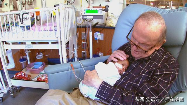 83岁美国老爷爷说退休后最有意义的事就是到医院抱新生儿-3.jpg