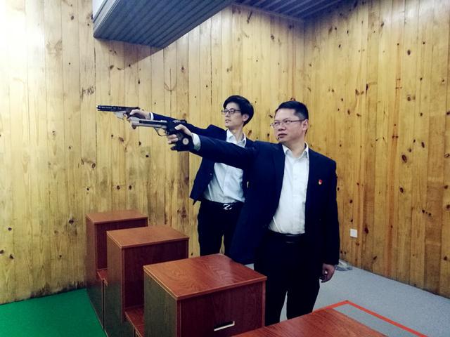好棒！荣光国际学校成为金华第一个开展射击项目的学校！全国劳模校长都忍不住拿起来了枪-10.jpg