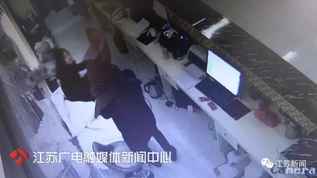“你的刀好丑哦！”凌晨遭遇持刀抢劫，姑娘边玩手机边鄙视…-1.jpg