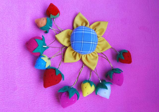 亲子手工，带孩子用零碎布头做个布艺草莓小挂件，体验DIY的乐趣-1.jpg
