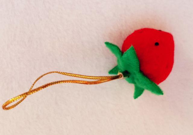 亲子手工，带孩子用零碎布头做个布艺草莓小挂件，体验DIY的乐趣-9.jpg