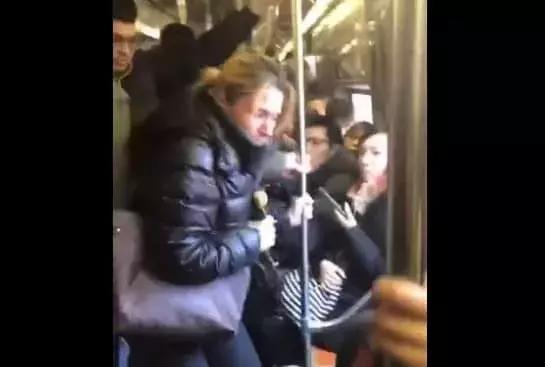 美国妇女地铁上辱骂脚踢亚裔女孩，狂妄行为引全车愤怒！-6.jpg