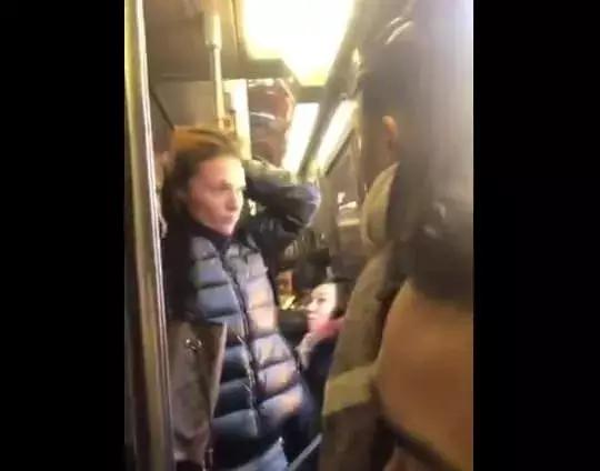 美国妇女地铁上辱骂脚踢亚裔女孩，狂妄行为引全车愤怒！-4.jpg