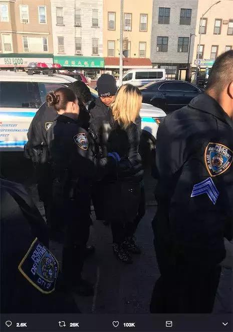 美国妇女地铁上辱骂脚踢亚裔女孩，狂妄行为引全车愤怒！-10.jpg