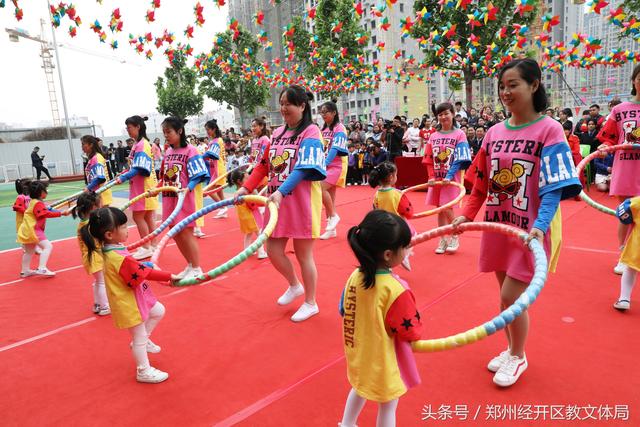 大手拉小手 健康好未来——郑州经开区实验幼儿园开展第二届春季亲子趣味运动会-11.jpg