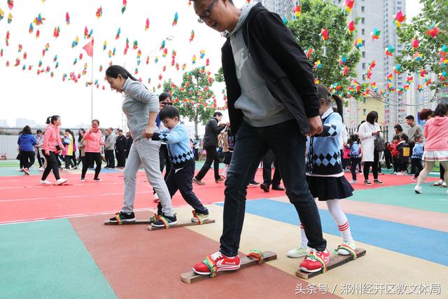 大手拉小手 健康好未来——郑州经开区实验幼儿园开展第二届春季亲子趣味运动会-14.jpg