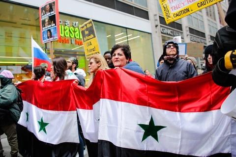 美国民众举行反战游行 抗议美英法空袭叙利亚-4.jpg
