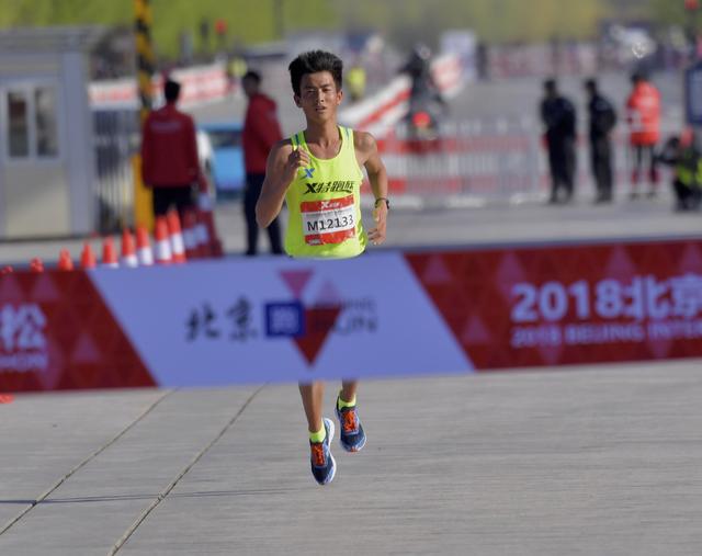 2018“北京跑”2万余跑者参加 中国选手包揽男女前三名-1.jpg