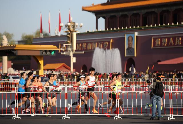 2018“北京跑”2万余跑者参加 中国选手包揽男女前三名-3.jpg