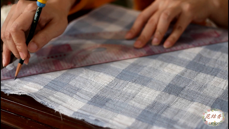 爱缝纫、爱拼布：一尺蓝格子布头，做出了两条亲子小围巾-2.jpg