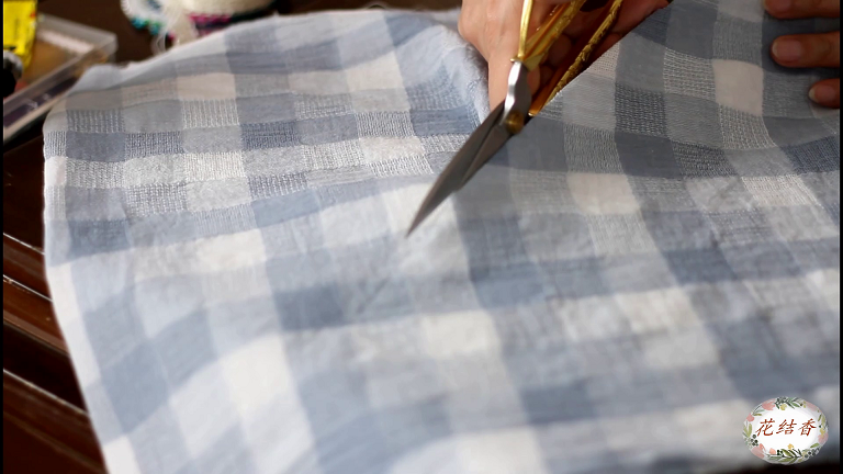 爱缝纫、爱拼布：一尺蓝格子布头，做出了两条亲子小围巾-3.jpg