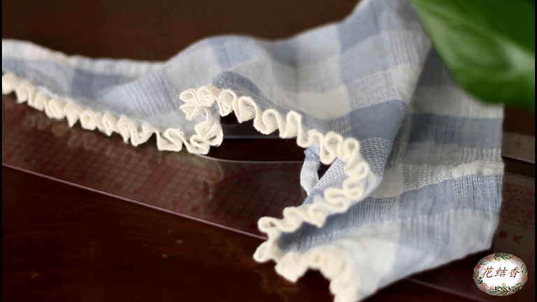 爱缝纫、爱拼布：一尺蓝格子布头，做出了两条亲子小围巾-11.jpg
