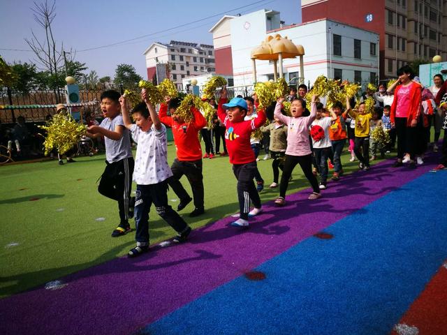地方镇中心幼儿园举办“欢乐阳光”亲子运动会-1.jpg