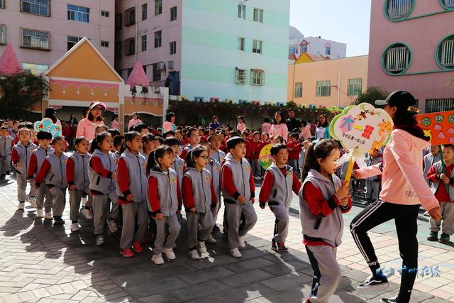享受快乐运动 拥抱童年阳光—甘州区第一幼儿园举办春季亲子运动会-1.jpg
