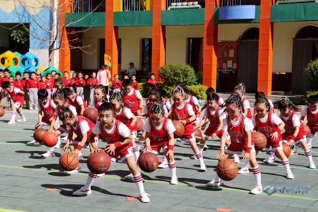 享受快乐运动 拥抱童年阳光—甘州区第一幼儿园举办春季亲子运动会-6.jpg