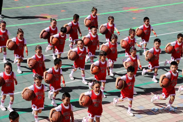 享受快乐运动 拥抱童年阳光—甘州区第一幼儿园举办春季亲子运动会-7.jpg