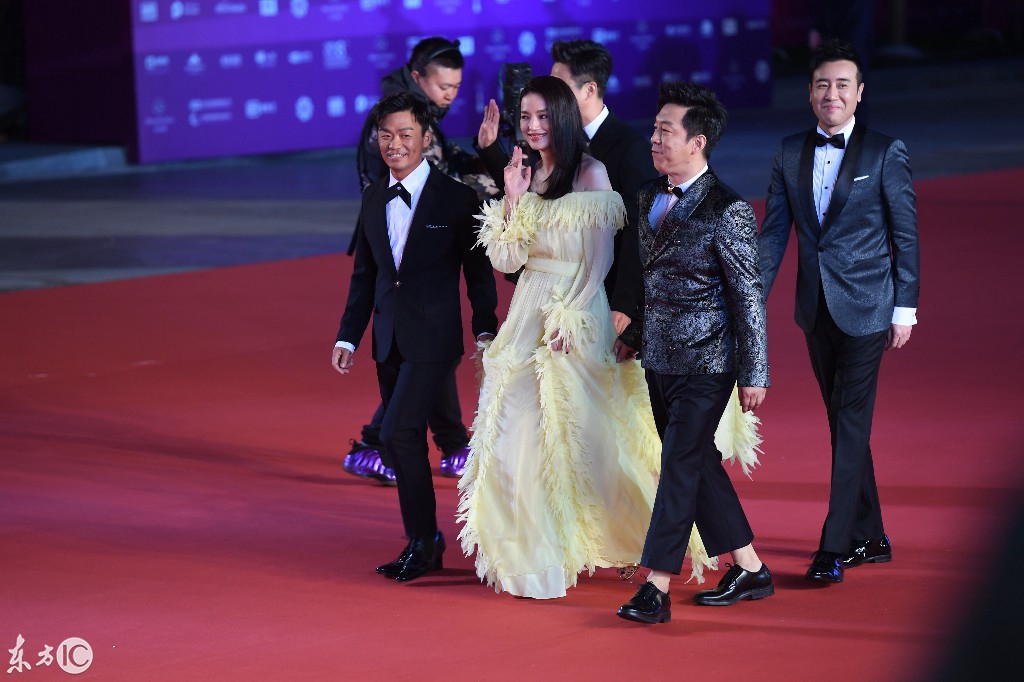 四男一女亮相北京国际电影节红毯，上演《一出好戏》-1.jpg